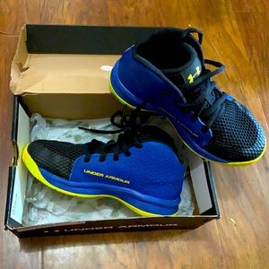 Little boys under armor basketball shoes size 13k